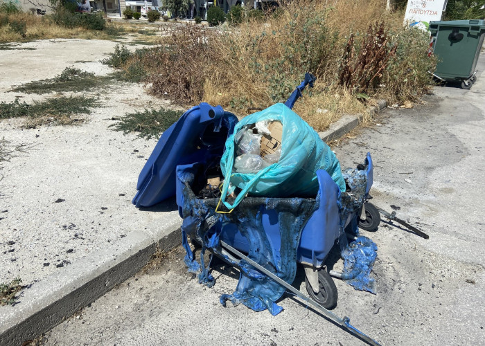 Μπλε κάδοι καίγονται καθημερινά στην πόλη των Σερρών