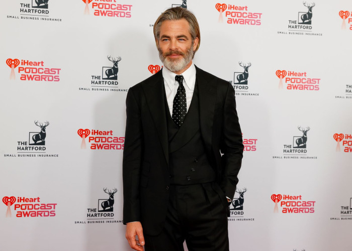 Ο Κρις Πάιν και η Τζένι Σλέιτ πρωταγωνιστές στο ρομαντικό «Carousel»