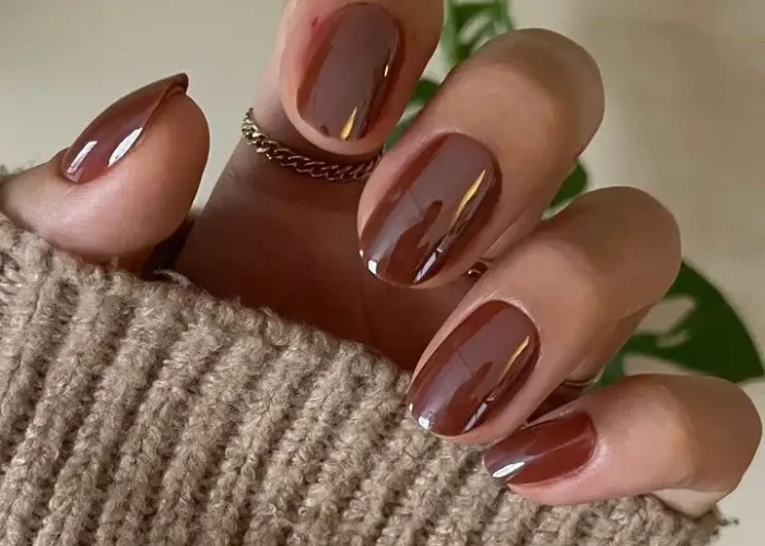 Rum Raisin Νύχια: Η απόχρωση που αντλεί έμπνευση από τα ’90s και τη grunge αισθητική