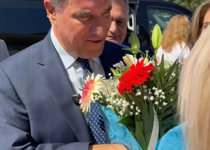 Επίσκεψη του Υπουργού Υγείας Άδωνι Γεωργιάδη στο ΓΝ Δράμας- Τον υποδέχθηκαν με τριαντάφυλλα