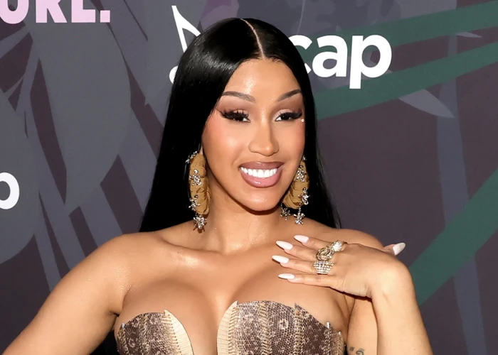 Έξω φρενών η Cardi B - Πέταξε μαρκαδόρο σε δημοσιογράφο έξω από το δικαστήριο