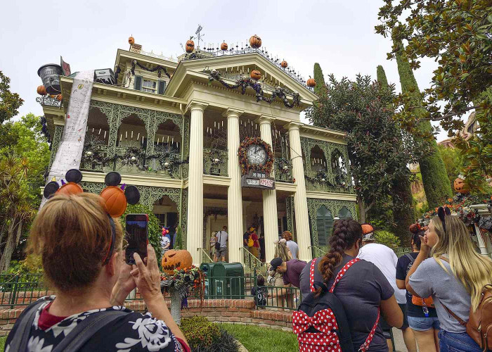 Θρίλερ στη Disneyland: Γυναίκα πέθανε έπειτα από βόλτα στο Haunted Mansion