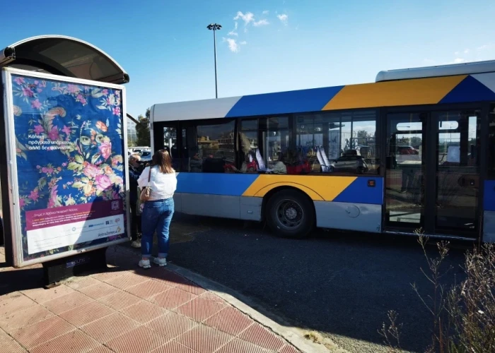 Καβγάς και αλληλομηνύσεις σε λεωφορείο στο Ίλιον, οδηγός πιάστηκε στα χέρια με 16χρονο - «Του έσπασε τα γυαλιά και το δόντι»