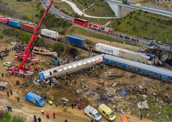 Κίνηση-ματ για Τέμπη: «Εάν η αιτία της πυρόσφαιρας είναι τα έλαια σιλικόνης, υπεύθυνες οι Bayer και Siemens»