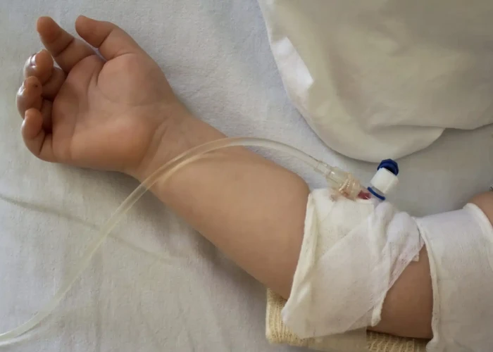 Σοκ: «Έλουσαν» βρέφος με καυτό τσάι – Εσπευσμένα στην Αθήνα με εγκαύματα