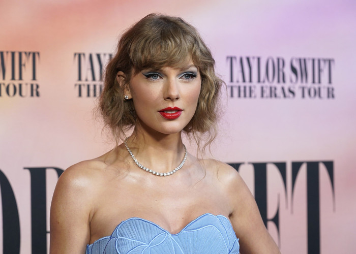 Taylor Swift: Αποχωρίστηκε το iconic κόκκινο κραγιόν και η νέα απόχρωση της ταιριάζει πολύ