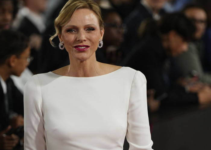 Κάντο όπως η Carrie | Η πριγκίπισσα Charlene με φόρεμα - κάπα & γόβες Manolo Blahnik