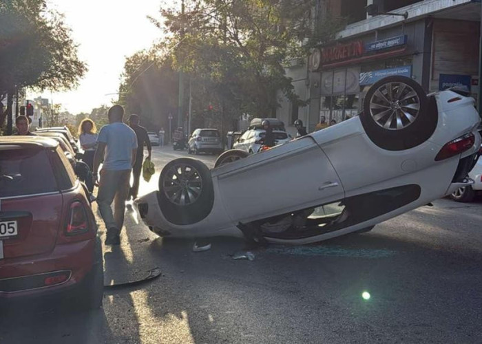 Τροχαίο στην Υμηττού στο ύψος του Παγκρατίου - «Τούμπαρε» αυτοκίνητο