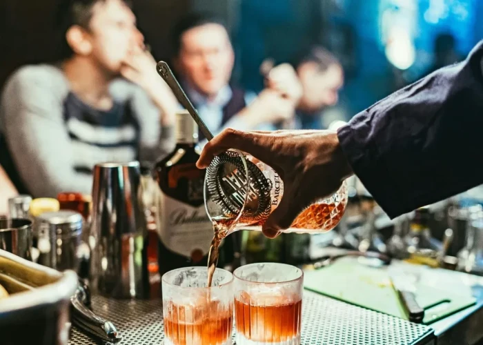 Θεσσαλονίκη: Δύο συλλήψεις εργαζομένων σε μπαρ - Επέτρεψαν σε 16χρονες να πιούνε αλκοόλ