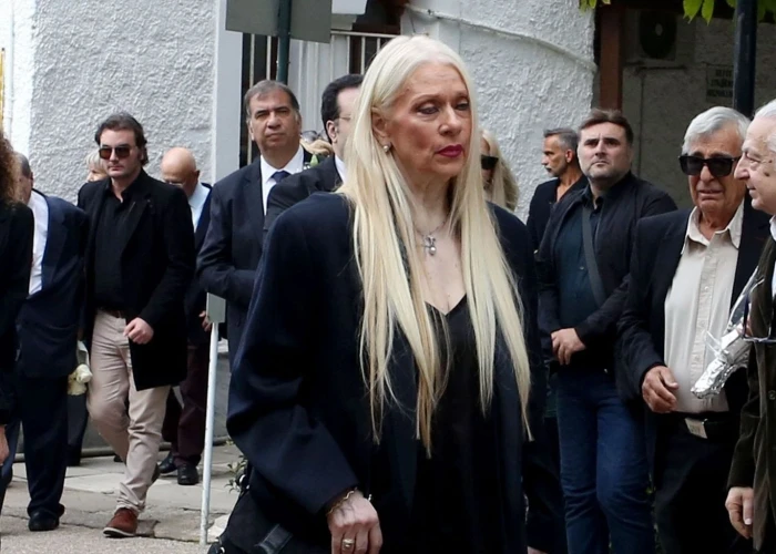 Το τελευταίο «αντίο» στον Γιώργο Νιάρχο – Καταρρακωμένη η Μάρα Θρασυβουλίδου