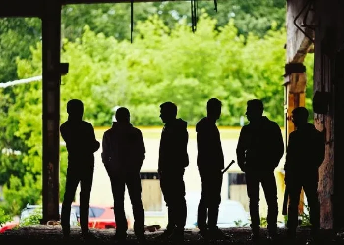 Ανήλικοι κουκουλοφόροι ξυλοκόπησαν 15χρονο σε σχολείο στον Άλιμο - Συνελήφθη 17χρονος