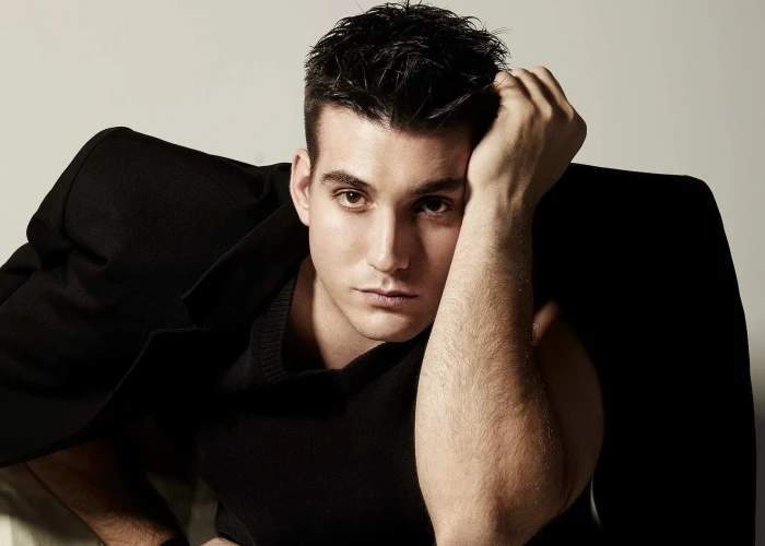 Γιώργος Κακοσαίος: Μιλά για την πίστη στον Θεό, τη σχέση με τη μητέρα του & την... Eurovision!