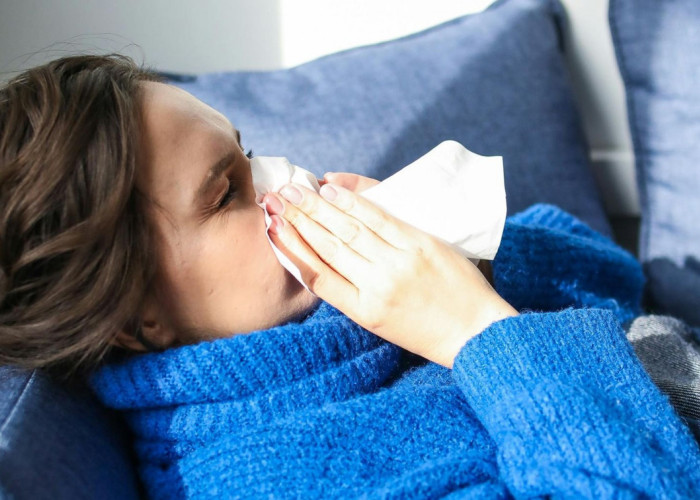 Εξαπλώνεται ο ιός της γρίπης H3N2: ποια είναι τα συμπτώματα της, τι να προσέξετε