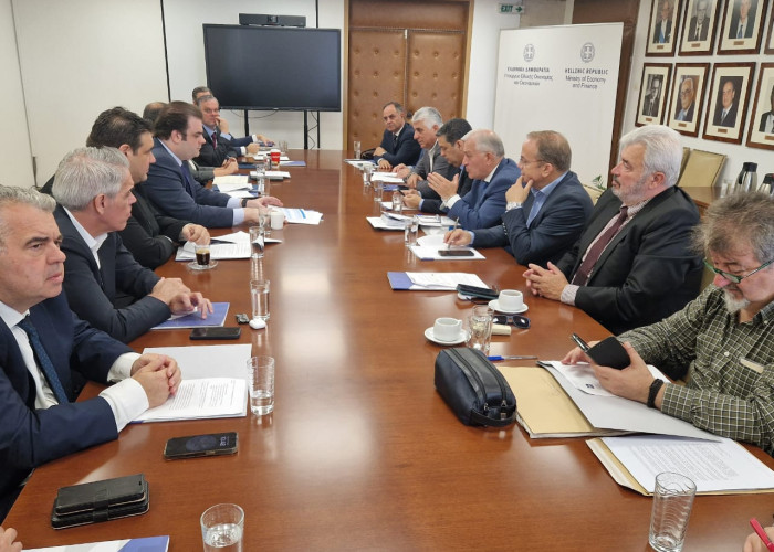 Η κυβέρνηση δίνει τη “χαριστική βολή” στην αυτοδιοίκηση με συνοδοιπόρο τη νεοδημοκρατική ηγεσία της ΚΕΔΕ