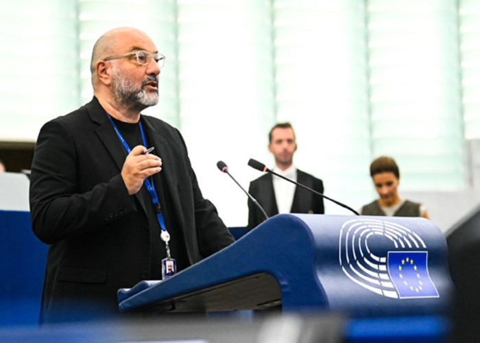 Σάκης Αρναούτογλου προς Κομισιόν: Η Ευρώπη τρέχει με πράσινο υδρογόνο – η Ελλάδα μένει χωρίς καύσιμο του μέλλοντος.