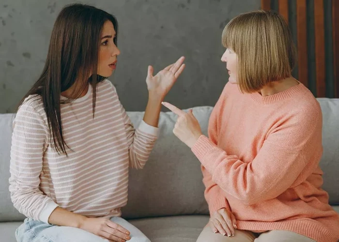 Τοξικοί συγγενείς: 5 τρόποι να προστατευτείτε χωρίς να τους κλείσετε την πόρτα