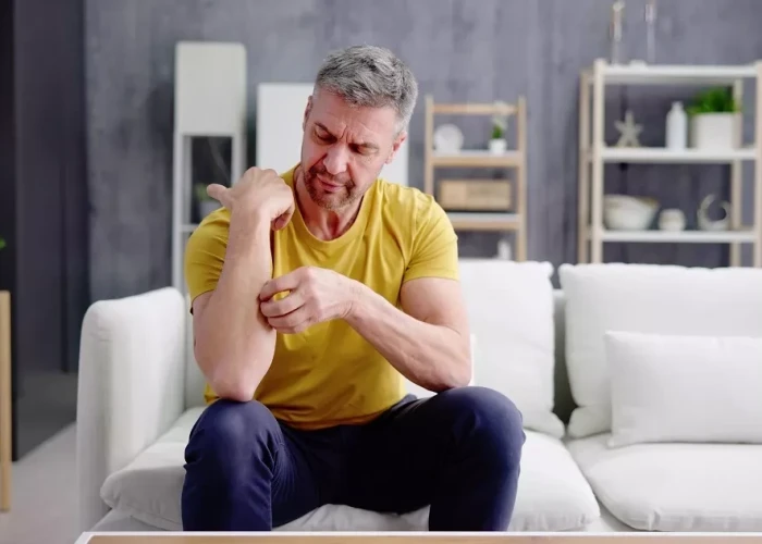 Η φλεγμονώδης δερματική νόσος που ταλαιπωρεί το 3% του πληθυσμού – 6 παράγοντες που την επιδεινώνουν