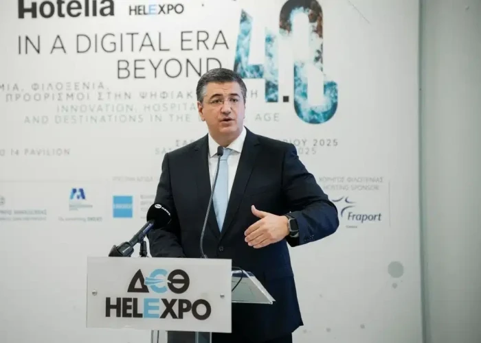 Ο Απόστολος Τζιτζικώστας στα εγκαίνια της Philoxenia μετά από Μόντρεαλ, Τόκιο, Νέα Υόρκη και Ριάντ