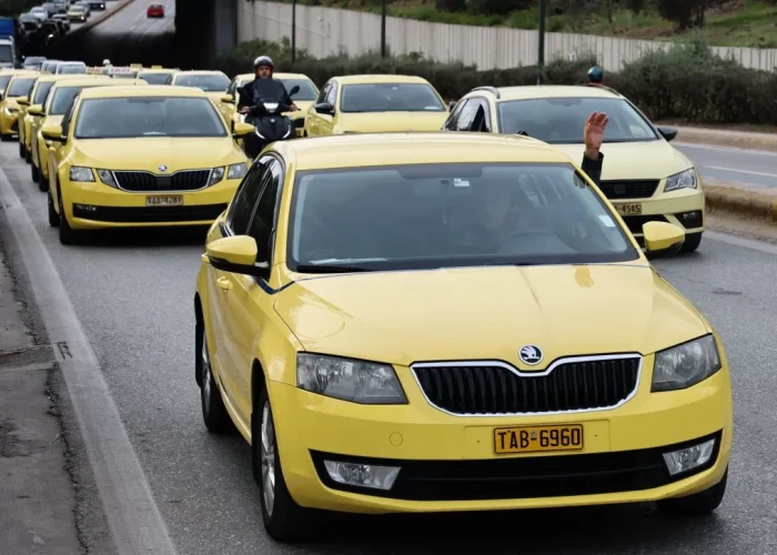 Τραβούν ξανά «χειρόφρενο» τα ταξί - Παρατείνουν την απεργία και για 20 και 21 Ιανουαρίου