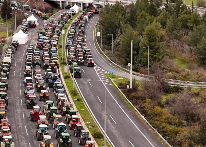 Οι αγρότες από το μπλόκο της Νίκαιας προτείνουν 48ωρο πανελλαδικό μπλακ άουτ μετά τα Θεοφάνεια