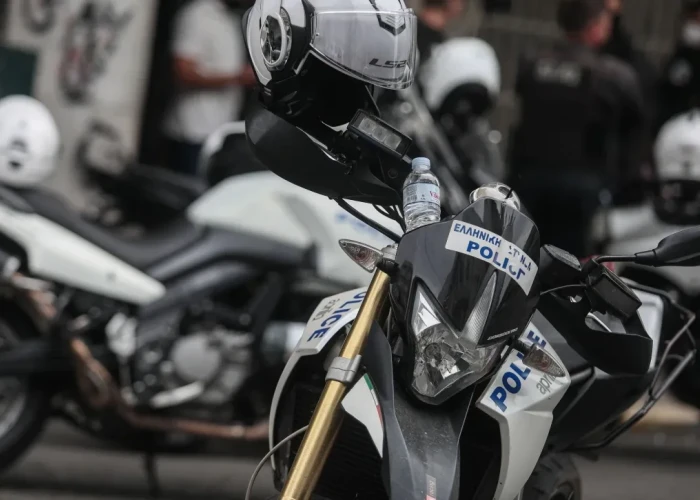 Συνελήφθησαν ανήλικοι να οδηγούν κλεμμένη μοτοσικλέτα στο Ίλιον
