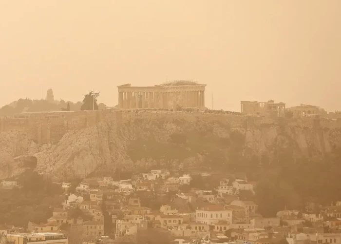Δυστοπικές εικόνες στην Αθήνα λόγω αφρικανικής σκόνης - Αποπνικτική η ατμόσφαιρα