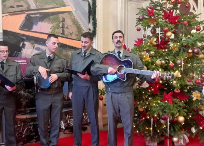Στην Περιφερειάρχη Κεντρικής Μακεδονίας Αθηνά Αηδονά: Κάλαντα της Πρωτοχρονιάς