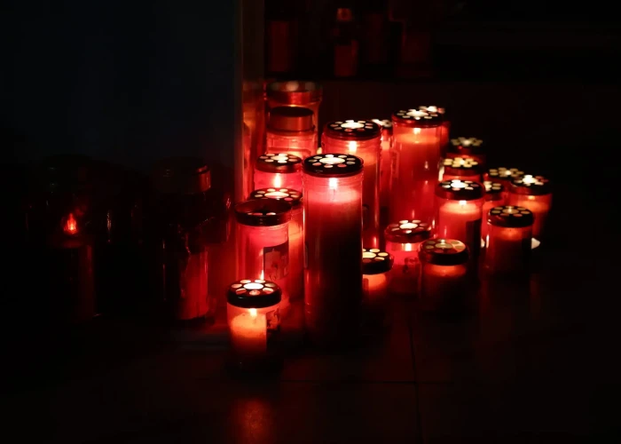 Άλκης Καμπανός: 19 κεριά στο σημείο που δολοφονήθηκε στη Θεσσαλονίκη 4 χρόνια μετά τη δολοφονία του