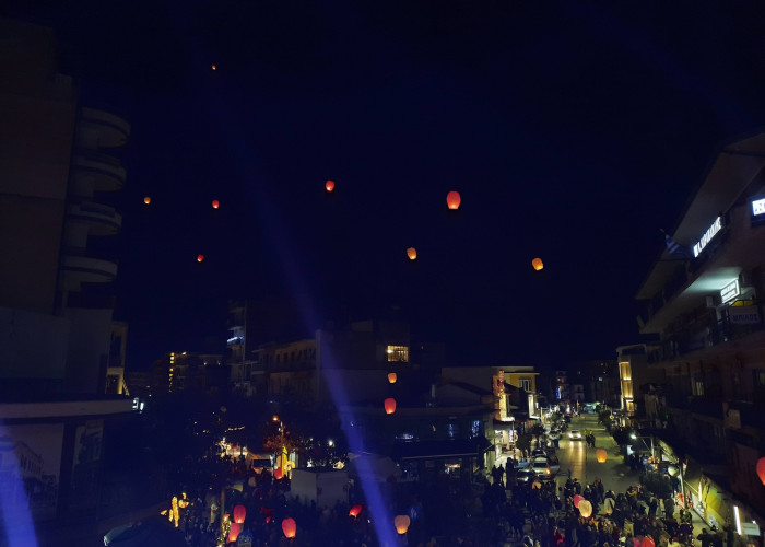 Πολιτεία των Ευχών: Εκατοντάδες φαναράκια φώτισαν τον ουρανό των Σερρών για καλό σκοπό