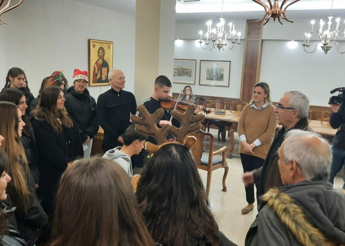 Στο Δημαρχείο Σερρών μαθήτριες και μαθητές έψαλαν τα κάλαντα