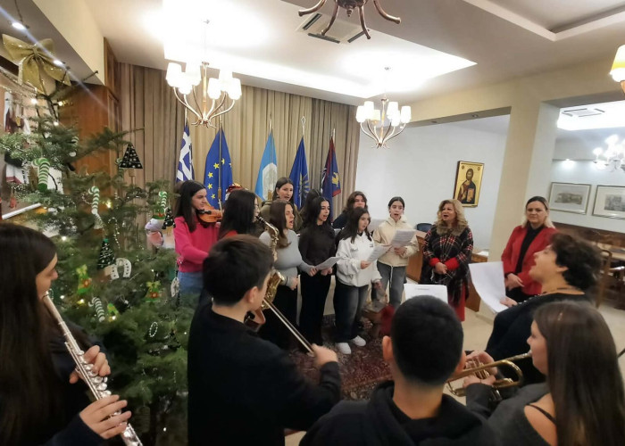 Τα κάλαντα των Χριστουγέννων στο Δημαρχείο από τους μαθητές του Μουσικού Σχολείου και τον Σύλλογο Εβριτών Ν. Σερρών