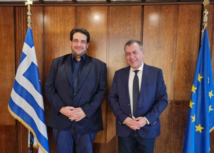 Παρέδωσε το e-Kouros ο Γιάννης Βρούτσης στον Υπουργό Εσωτερικών Θοδωρή Λιβάνιο