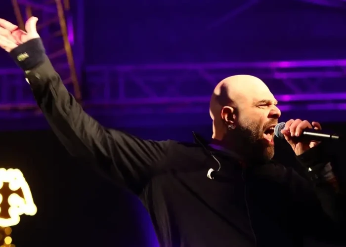 Ο Stavento δάκρυσε στη γιορτή της ΑΕΚ και ξεσήκωσε τον κόσμο με σύνθημα για την Ένωση έξω από την OPAP Arena