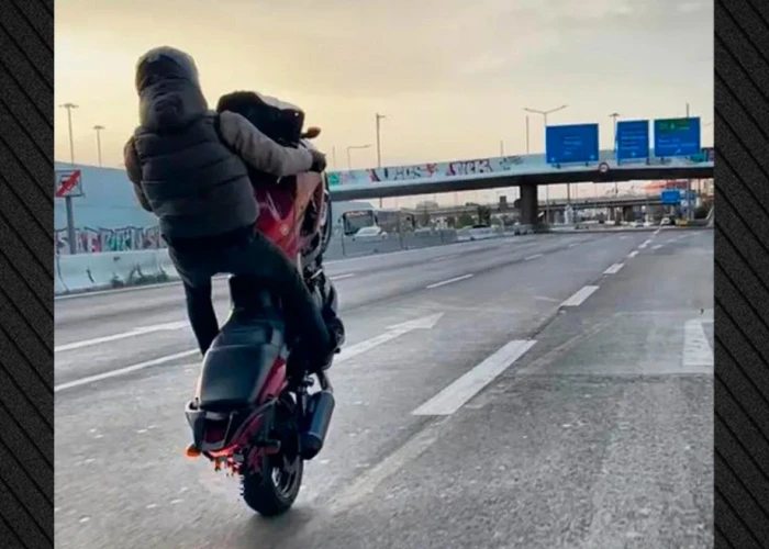 Συνελήφθησαν νεαροί που έτρεχαν με μηχανές και έκαναν σούζες στη λεωφόρο Αθηνών, οι δύο δεν είχαν καν δίπλωμα