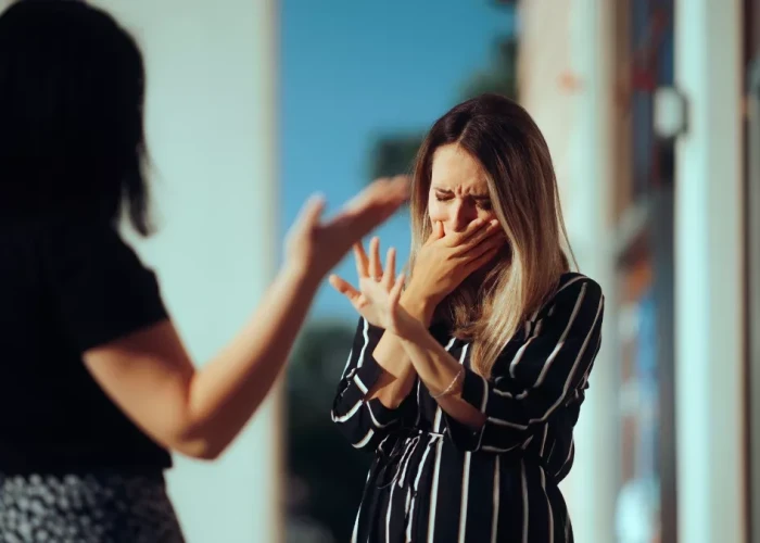 Αποξένωση στα αδέλφια: Ένας ψυχολόγος εξηγεί τους λόγους και απαντά σε 8 καίρια ερωτήματα