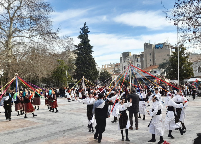 Μαθήτριες και μαθητές «έντυσαν» με χρώμα το κέντρο των Σερρών με το γαϊτανάκι