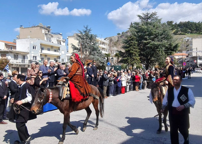 Σιδηρόκαστρο 2026: Γυναίκες πάνω σε άλογα τιμούν το 1821 και εντυπωσιάζουν στην παρέλαση