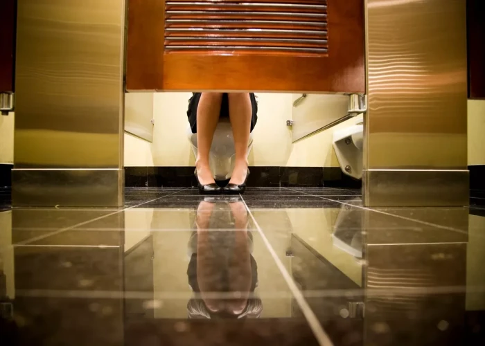 «Πάλι τουαλέτα;» Τι κρύβεται πίσω από τη συχνουρία των γυναικών – Η επιστήμη απαντά