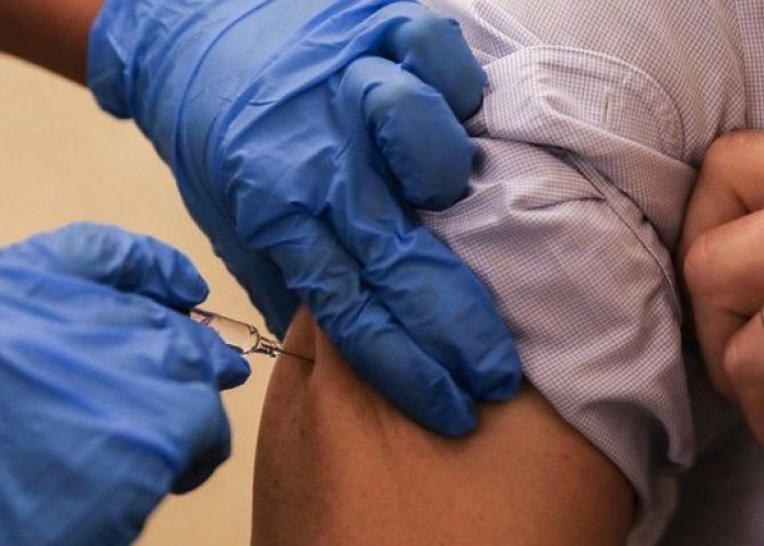 Ηλίας Μόσιαλος: Πόσο καιρό μετά τον εμβολιασμό θα είμαστε προστατευμένοι
