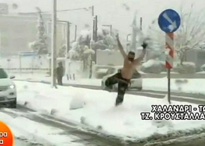 Κακοκαιρία Μήδεια – Χαλάνδρι: Ημίγυμνος εισβάλλει στο πλάνο και κάνει “μακροβούτι” στα χιόνια