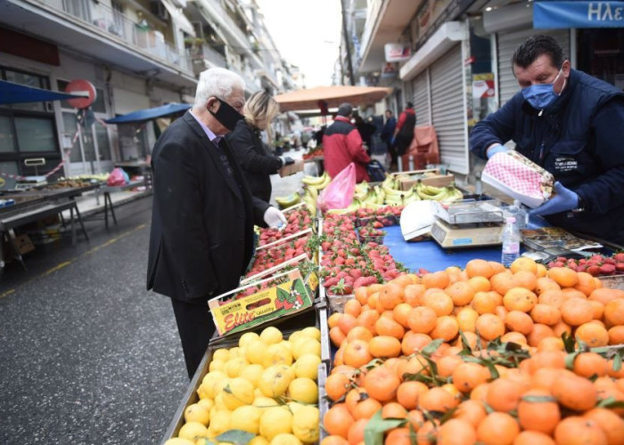 Με μαύρες σημαίες οι παζαρτζήδες στις λαϊκές αγορές