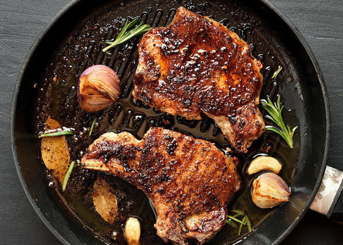 Πώς να μαγειρέψετε τέλεια χοιρινές μπριζόλες στο τηγάνι