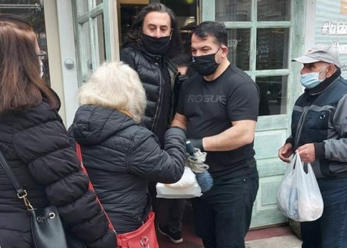 «Να μην χάσουμε ποτέ την ανθρωπιά μας»: Ο Πύρρος Δήμας μοίρασε τρόφιμα σε άστεγους και άπορους