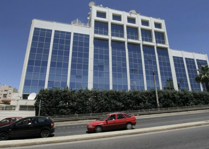 Μολότοφ τα ξημερώματα στο κτήριο του ΣΚΑΪ