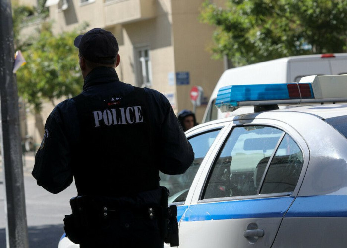 Βύρωνας: 37χρονη πέταξε από το μπαλκόνι της πετρέλαιο σε νεαρά κορίτσια- Είπε ότι την ενοχλούσαν