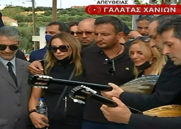Ζήνα, Μπάσης, Ασλανίδου τραγουδούν αγκαλιασμένοι στο «τελευταίο αντίο» στον Μίκη Θεοδωράκη (βίντεο)