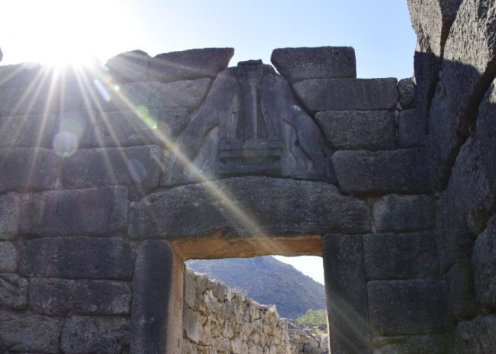 Ιταλική εφημερίδα μιλά για «επιβεβαίωση της Ιλιάδας του Ομήρου» μετά την ανακάλυψη τριών σπαθιών στο Αίγιο