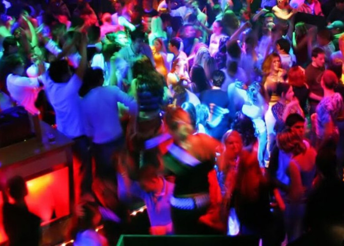 Παρά τα κρούσματα: Επιστρέφουν οι όρθιοι στη διασκέδαση