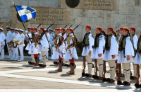 ΟΙ ΕΥΖΩΝΕΣ ΠΑΡΕΛΑΣΑΝ ΣΤΟ ΣΥΝΤΑΓΜΑ!