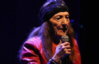 ΓΙΩΤΑ ΓΙΑΝΝΑ: AΣΥΜΒΙΒΑΣΤΗ ΕΤΩΝ 90 ΚΑΙ «ΣΤΗΝ ΥΓΕΙΑ ΜΑΣ ΡΕ ΠΑΙΔΙΑ»!